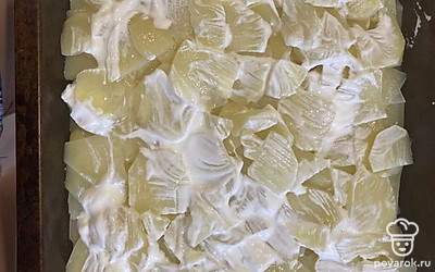 Смазать картошку сметаной или майонезом.