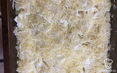 Посыпать натертым сыром, накрыть фольгой и поставить в духовку на 40 мин при 180 градусах.