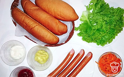 Очистите красный лук и нарежьте полукольцами. Листья салата промойте и осушите.