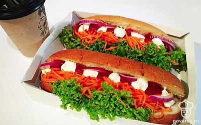 Подавайте хот-доги на деревянном блюде. Их отлично дополнят картофель фри и нарезанные овощи.