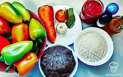 Очистите морковь и лук. Натрите морковь на крупной терке, а лук нарежьте небольшими кубиками. Очистите и промойте перец. Рис промойте.