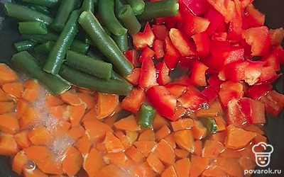 Тушить овощи 10 минут.