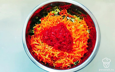 Лук и морковь обжарьте на сковороде с небольшим добавлением растительного масла. Сварите рис до полуготовности в слегка подсоленной воде. Затем слейте с него воду и смешайте с луком, морковью, фаршем и томатной пастой. Посолите и поперчите по вкусу.