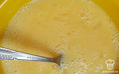 Взбить яйца.