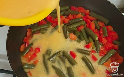 Залить овощи яичный смесью. Под крышкой готовить 10 минут.