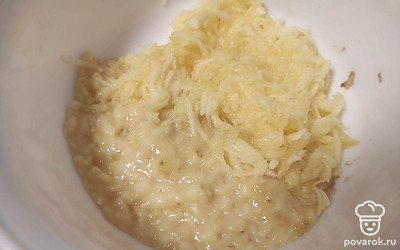 Банан размять вилкой до состояния пюре, яблоко почистить от кожуры и семян и натереть на крупной терке.