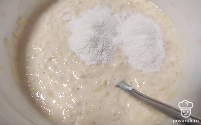 Добавить рисовую муку и перемешать до однородности.