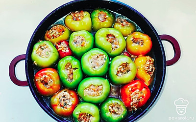 Наполните перец получившейся смесью и уложите его в кастрюлю. Добавьте лавровый лист и тушите около полутора часов. Затем дайте блюду настояться еще 30 минут.