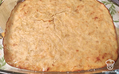 Готовую запеканку достать и дать немного остыть, разрезать на порционные кусочки.