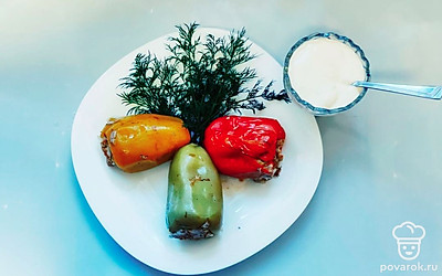 Готовое блюдо выложите на порционные тарелки. Украсьте веточкой свежего укропа и дополните ложкой свежей сметаны. Подавайте блюдо горячим.