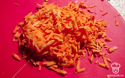Крупную морковь (или две средние), чистим, трём на терке.