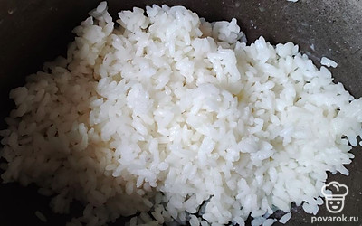 Рис отвариваем до готовности (варим в подсоленной воде). 