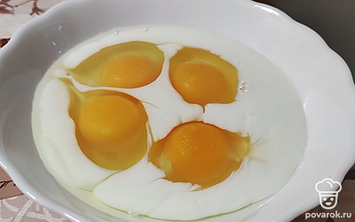 В миску разбиваем яйца, добавляем молоко, перец или специи по вкусу.