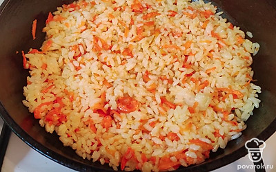 Добавляем отваренный рис, перемешиваем.