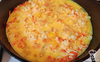 Заливаем нашей смесью, смесь должна покрыть всю начинку.