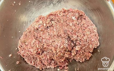 В фарш добавить соль и перец по вкусу.