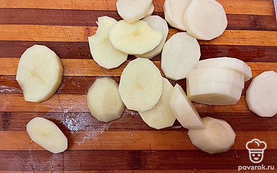 Картошку нарезать не тонкими кружочками.