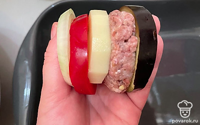 Из фарша сформировать котлетку и рядом выложить овощи, как на фото.