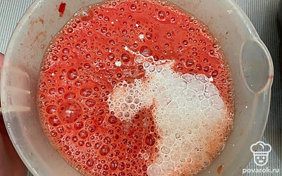 Помидоры измельчить в блендере, добавить сметану и посолить по вкусу.