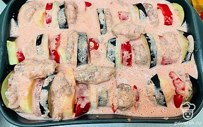 Этим соусом залить все и отправить запекаться в разогретую до 200 градусов духовку до готовности.