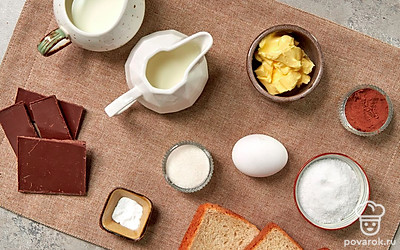 Приготовьте нужную посуду: две кастрюли, сковороду, тарелки для подачи. Вскипятите воду, разведите какао-порошок в небольшой миске и остудите. Помойте куриное яйцо.