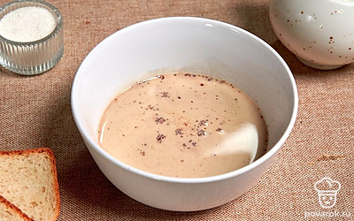 Приготовьте крем для тостов. В кастрюле взбейте яйцо, сливки, молоко, сахар, соль и ванилин. Добавьте разведенное какао и перемешайте до однородности.