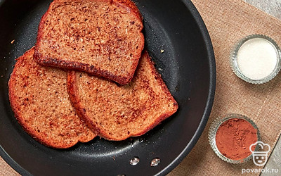 Обжарьте тосты. Разогрейте сковороду и растопите на ней кусочек сливочного масла. Окунайте хлеб в шоколадно-яичную смесь и обжаривайте, как гренки. Тосты должны пропечься, но остаться мягкими.