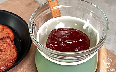 Завершите приготовление. Растопите шоколад на водяной бане, предварительно измельчив плитку на небольшие кусочки. Выкладывайте гренки на блюдо, смазывая их растопленным шоколадом.