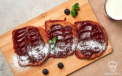 Украсить тосты можно шоколадной стружкой или взбитыми сливками. Подавайте шоколадные тосты на завтрак или к чаю.