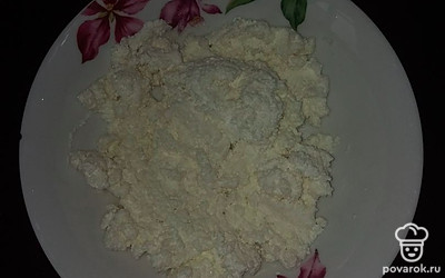 Творог растереть с сахаром. 