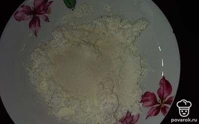 Добавить манную крупу, соль и ванилин. Перемешать. 