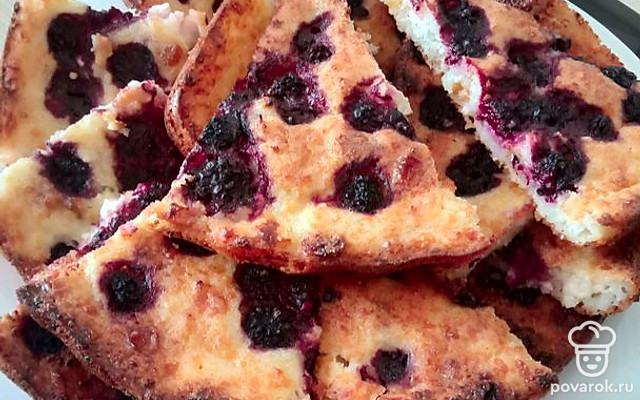 Творожная запеканка с черной смородиной — Рецепт с фото