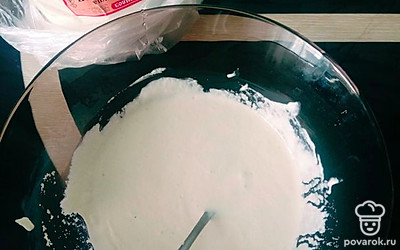 Манку смешайте со сметаной и сахаром, оставьте минут на 5-10.