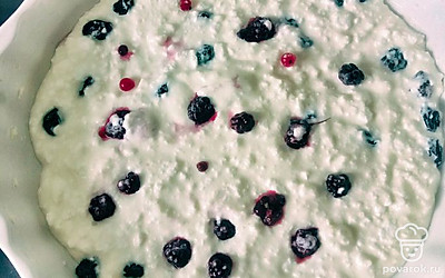 Форму для запекания смазываем сливочным маслом и выкладыаем получившуюся смесь. Добавляем промытый изюм и замороженные ягоды, отправляем в заранее разогретую до 180 градусов духовку на 40-45 минут.