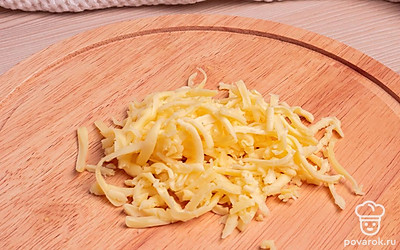 Отмерьте необходимое количество сыра и потрите его на крупной терке.