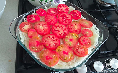 Помидоры нарезаем кольцами и выкладываем сверху.