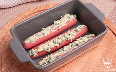 На очищенных сосках сделайте надрез вдоль всей сосиски. Внутрь каждого надреза поместите приготовленный соус.