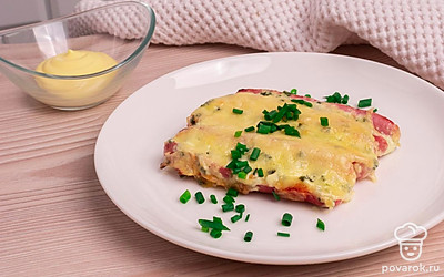 Духовку разогрейте до 180 градусов. Поместите приготовленные сосиски в печь и запекайте 10-15 минут.