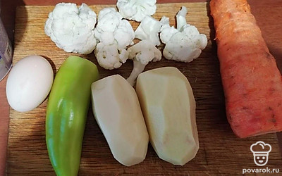 Подготовить овощи, картофель очистить, помыть. Перец и капусту помыть.
