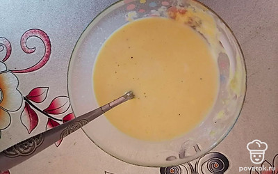 Для заливки взбить яйцо, добавить сметану и соль.
