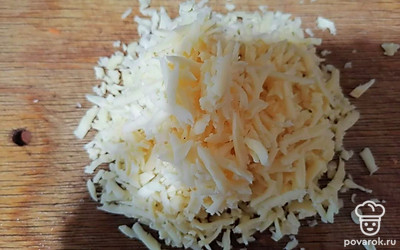 Сыр натереть на крупной терке.