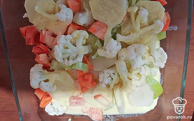 Овощи произвольно нарезать и выложить в форму для запекания. Вылить заливку, накрыть фольгой и поставить в духовку на 20 минут. Раскрыть форму, посыпать сыром и запекать пока не расплавится сыр.