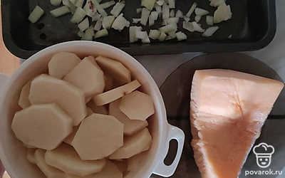 Лучок очистить и положить на противень смазанный сливочным маслом. Очистить и нарезать кубиками тыкву и кабачок. У меня замороженные запасы. Картофель очистить и нарезать кружочками. 