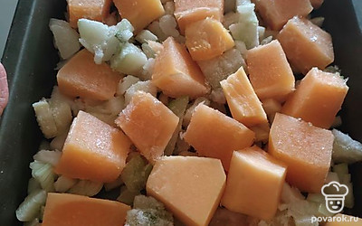 Разложить поверх лука кабачок и тыкву, посолить.