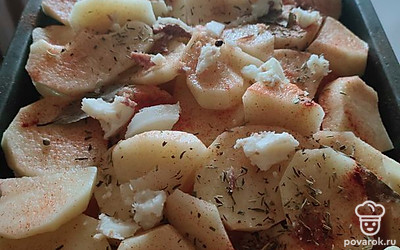 Покрыть все сверху картофелем, посолить и добавить любимых специй. Сверху положить кусочки сливочного масла и отправить в духовку на 40 минут, 180-200 градусов. 