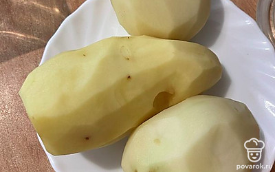 Почистить картофель.