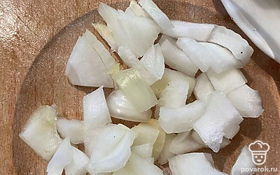 Почистить лук, мелко нарезать.