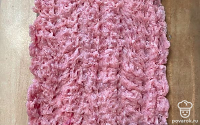 Фарш разложить на противень для запекания.