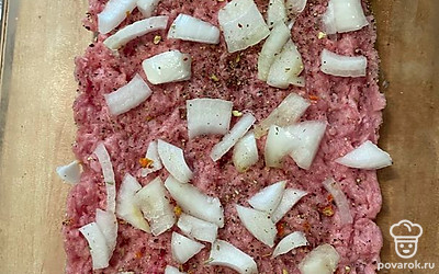 Выложить нареханный лук и посыпать перцем.