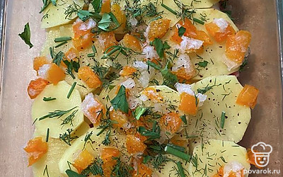 Сверху выложить перец и свежий лук.